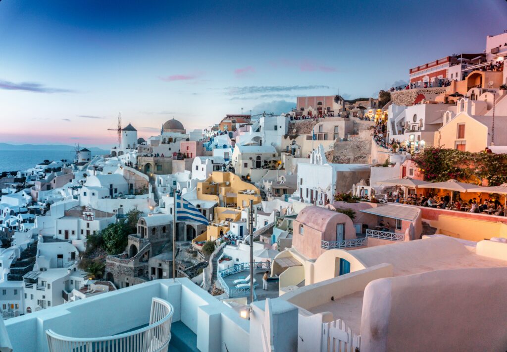 Case albe în Oia, Santorini, la apus